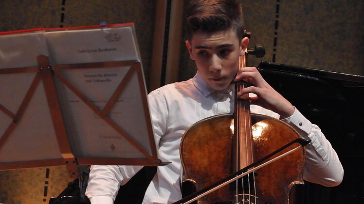 Wenn sich der 14-jährige Würzburger Richard Verna so weiter entwickelt, dann hat er sicher eine große Karriere vor sich. Überwiegend auswendig interpretierte er die meisten der anspruchsvollen Werke.Foto: Peter Klopf