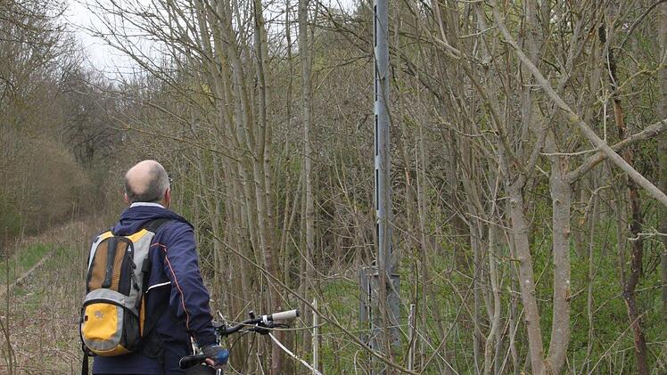 Kaum zu glauben: Ein Licht am ausgedienten Signalmast funktioniert sogar noch.