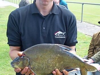 Thomas Sievers steht mit seiner gr&ouml;&szlig;ten Brachse an der Waage bereit.  Foto: Karlheinz Kaiser