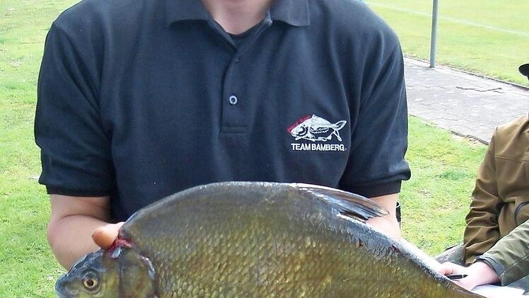 Thomas Sievers steht mit seiner gr&ouml;&szlig;ten Brachse an der Waage bereit.  Foto: Karlheinz Kaiser