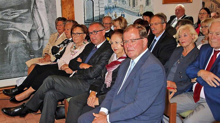 Bezirktagspräsident Erwin Dotzel (Mitte) hielt die Festrede. Foto: Dieter Britz