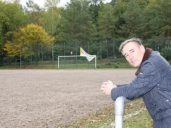 Der Hartplatz am Sporgelände am Buchberg. Michael Schulz, Vorsitzender des SVK, würde ihn gern durch einen Kunstrasenplatz ersetzen. Dafür braucht der Verein Geld.Foto: Simone Bastian
