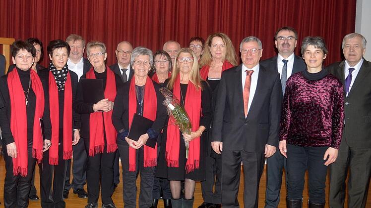Der Kirchenchor St. Kilian mit (von rechts) Pfarrer Philipp Klein, Chorleiterin Christine Stumpf, B&uuml;rgermeister Harald Hofmann und Pfarrer Dominik Kesina. Arthur Stollberger