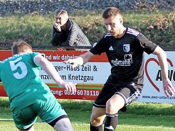 Mit einer geschickten Körpertäuschung versetzt hier der Steinbacher Isufi Besart (r.) den Hofheimer Klaus Hau. Auch beim Auswärtsspiel in Neubrunn wollen Besart und seine Mannschaftskameraden nicht schlecht aussehen. Foto: Günther Geiling
