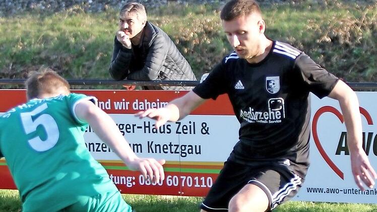 Mit einer geschickten Körpertäuschung versetzt hier der Steinbacher Isufi Besart (r.) den Hofheimer Klaus Hau. Auch beim Auswärtsspiel in Neubrunn wollen Besart und seine Mannschaftskameraden nicht schlecht aussehen. Foto: Günther Geiling