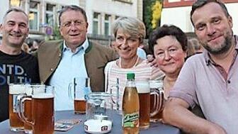 Die Enkel der legend&auml;ren Zunftstuben-Wirtin Margarete Rochholz beim Kulmbacher Altstadtfest - von links: Rochholz-Enkel Armin Polotschek, OB Henry Schramm mit Frau Andrea, Sigrid Daum und Rochholz-Enkel Andreas Rochholz. Foto: privat