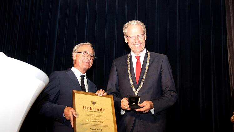 Große Ehre: German Hacker erhält von Hans-Peter Schlagholz den Wappenring der Stadt Wolfsberg überreicht.
