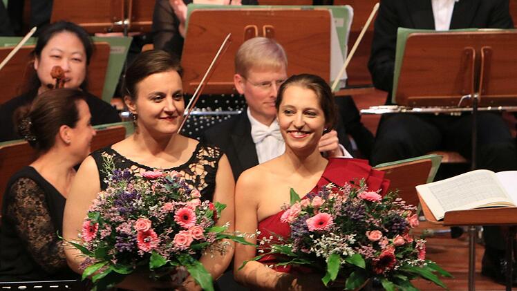 Enthusiastischen Beifall gab es für alle Mitwirkenden beim 33. Coburger Neujahrskonzert. Roland Kluttig dirigierte das Philharmonische Orchester, Solistinnen waren die Geigerin Megumi Ikeda und die Sängerinnen Kora Pavelic und Francesca Paratore. Die Moderation übernahm Intendant Bernhard F. Loges.Foto: Jochen Berger