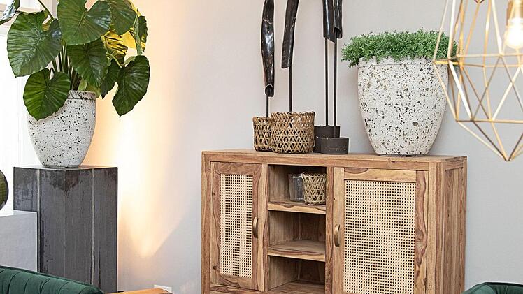 Sideboard mit Türfüllungen aus Wiener Geflecht im Gutmann-Showroom in HochstadtGutmann Factory