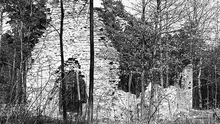Aufnahme der Michelskapelle vor 50 Jahren. Damals begannen Bestrebungen, den Michelsberg für den Tourismus zu erschließen. Ein Rettungsversuch für die zerfallende Ruine scheiterte aber noch. Das gelang dann viele Jahre später. Foto: Stadtarchiv Münnerstadt/ Gerhard Fuhrmann