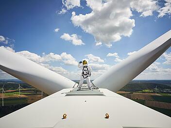 Für ein Kunstprojekt, einen Jahreskalender zum Thema "Energiewende", fand auf einem Windrad bei Windheim ein Fotoshooting statt. Foto: Sophia Lukasch Photography / Protestonaut
