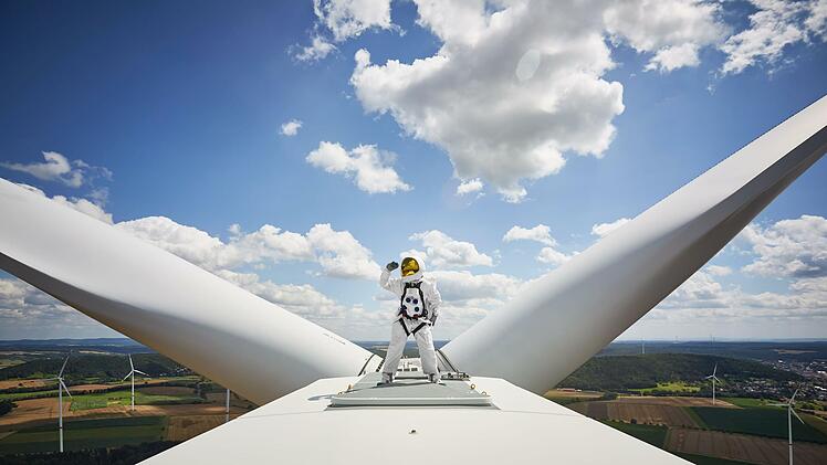 Für ein Kunstprojekt, einen Jahreskalender zum Thema "Energiewende", fand auf einem Windrad bei Windheim ein Fotoshooting statt. Foto: Sophia Lukasch Photography / Protestonaut