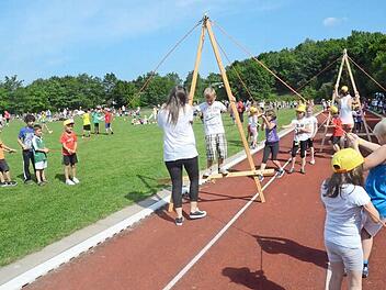 Ältere Schüler helfen jüngeren: Das war beim Schul-Sportfest oft zu beobachten.  Fotos: Karl-Heinz Hofmann