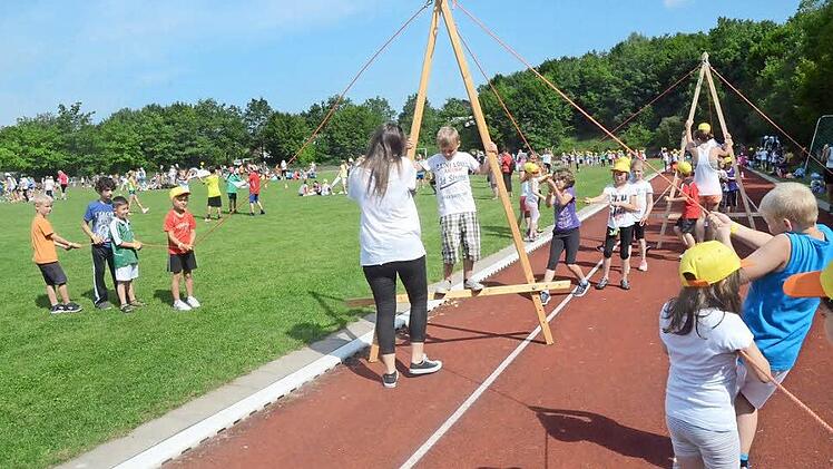 Ältere Schüler helfen jüngeren: Das war beim Schul-Sportfest oft zu beobachten.  Fotos: Karl-Heinz Hofmann