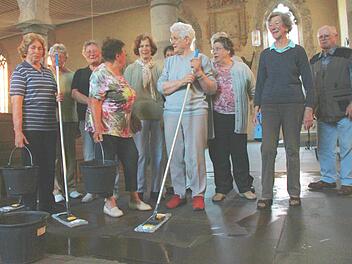 Hildegunde Novak, Lioba Rink, Elvira Pfeufer, Justina Schmitt, Rita Pascher, Charlotte Mann, Maria Heuring, Gerda Rotter, Fritz Beudert, Rita Pfennig und Adolf Heuring (von links) bilden das Reinigungsteam der Stadtpfarrkirche. Neue Helfer sind willkommen. Foto: Heike Beudert