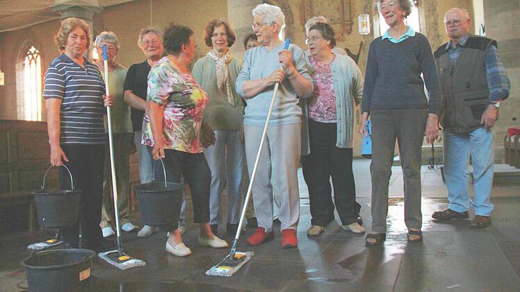 Hildegunde Novak, Lioba Rink, Elvira Pfeufer, Justina Schmitt, Rita Pascher, Charlotte Mann, Maria Heuring, Gerda Rotter, Fritz Beudert, Rita Pfennig und Adolf Heuring (von links) bilden das Reinigungsteam der Stadtpfarrkirche. Neue Helfer sind willkommen. Foto: Heike Beudert