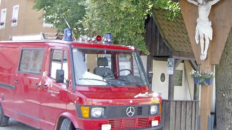 Im Feuerwehr und Gemeindehaus wird gefeiert; das Auto musste raus.
