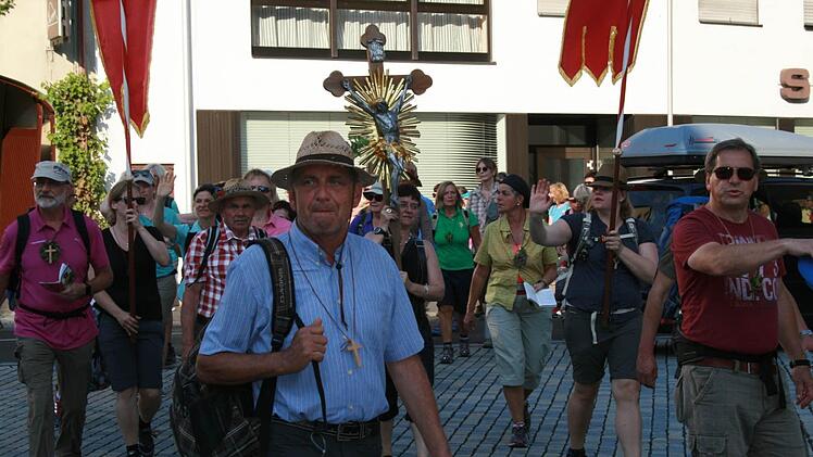 Die Würzburger Kreuzberg-Wallfahrer werden auf ihrem Weg von der Feuerwehr unterstützt. Foto: Sell