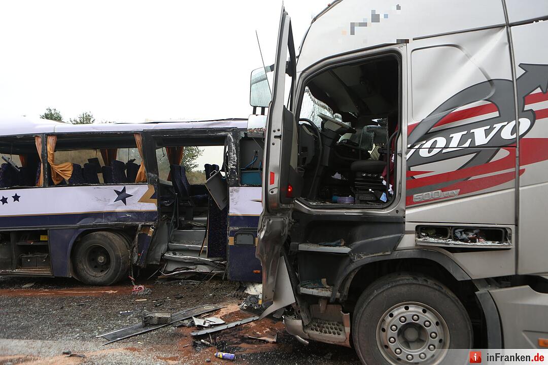 Lastwagen und Schulbus kollidieren: 21 Verletzte