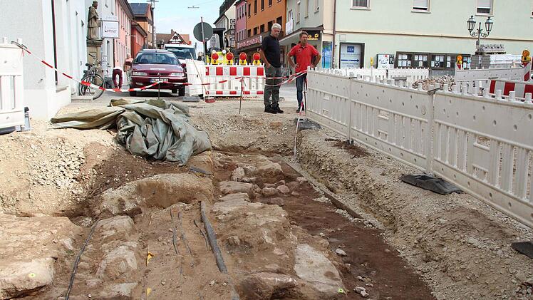An den Mauerresten sieht man deutlich, wo in der Hauptstraße das Bamberger Tor stand. Foto: Andreas Dorsch