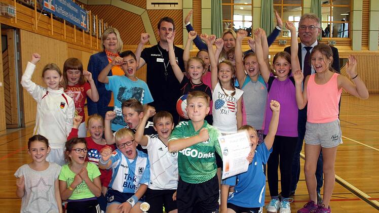 Die glückliche Siegermannschaft der Grundschule Ludwigsstadt. Die vierte Klasse mit (letzte Reihe von links) Karin Elsel, Sebastian Böhnlein, Schulleiterin Ulrike Schmidt und Schulamtsdirektor Uwe Dörfer.