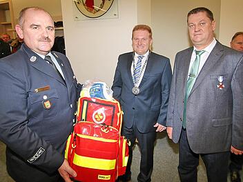 Einen Rettungskoffer überreichte Marktgemeinderat Volker Röder (rechts) beim Neujahrsempfang in Maßbach an Kreisbrandmeister Holger Ulrich (links). In der Mitte Bürgermeister Matthias Klement. Foto: Dieter Britz