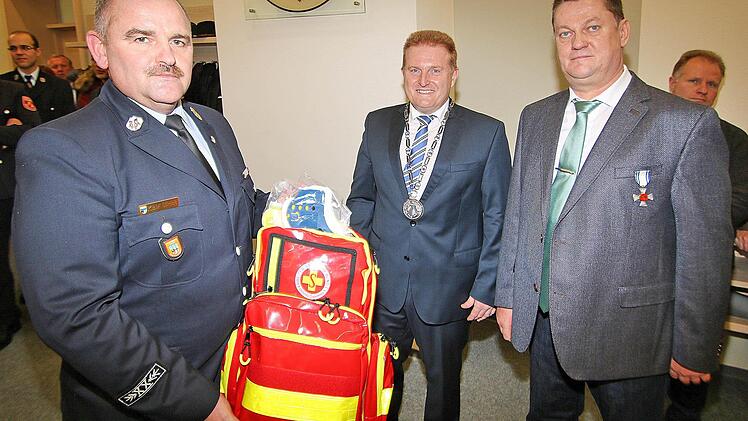 Einen Rettungskoffer überreichte Marktgemeinderat Volker Röder (rechts) beim Neujahrsempfang in Maßbach an Kreisbrandmeister Holger Ulrich (links). In der Mitte Bürgermeister Matthias Klement. Foto: Dieter Britz