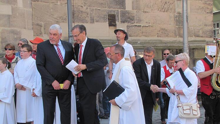 Ankunft der Fronleichnamsprozession an der Morizkirche. Von links: Oberbürgermeister Norbert Tessmer, Bürgermeister Thomas Nowak, Dekan Roland Huth, der evangelische Pfarrer Ulrich Willmer aus Nürnberg und Maria Kollo vom Pfarrgemeinderat St. Augustin. Foto: Martin Koch