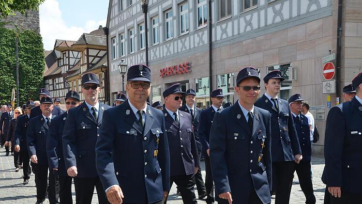 Die Jubiläumswehr aus Herzogenaurach führte das Feld an.