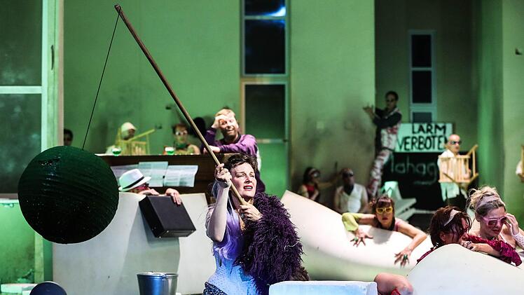 Die Oper "Aufstieg und Fall der Stadt Mahagonny" von Bert Brecht und Kurt Weill feierte Premiere am Landestheater Coburg. Regie führte Konstanze Lauterbach.Foto: Henning Rosenbusch