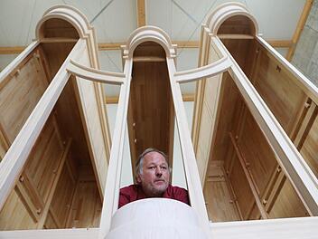 Orgelbaumeister Thomas Eichfelder blickt aus dem Gehäuse der gerade im Bau befindlichen Orgel für die Kirche in Altenbanz (Landkreis Lichtenfels) Foto: Barbara Herbst