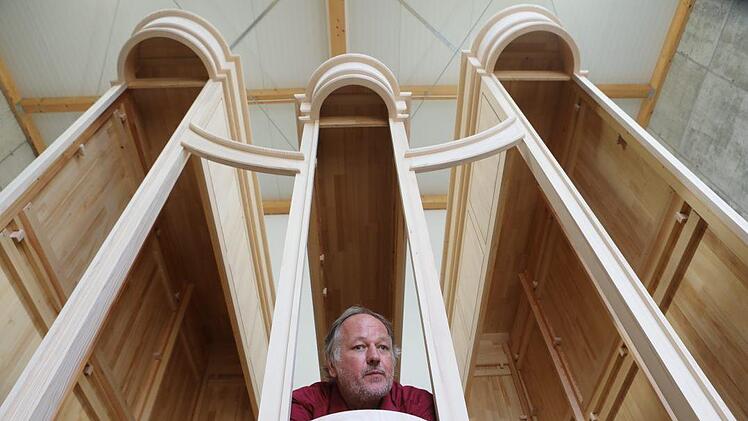Orgelbaumeister Thomas Eichfelder blickt aus dem Gehäuse der gerade im Bau befindlichen Orgel für die Kirche in Altenbanz (Landkreis Lichtenfels) Foto: Barbara Herbst