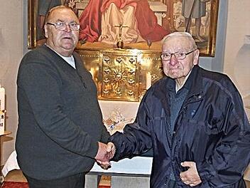 Josef Lang (rechts) diente der Kirche 55 Jahre lang und hatte in diesen Jahren viele Posten inne. Werner Strobel dankte ihm namens der Kirchenverwaltung Frickendorf.  Foto: Helmut Will