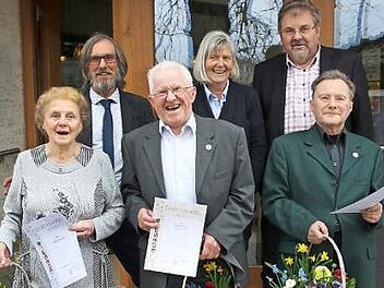 Ehrungen beim Obst- und Gartenbauverein Niederfüllbach (von links): Erika Strecker, Bürgermeister Martin Rauscher, Lothar Külz, Renate Holzheid, Reiner Brückner, Klaus Pirlich  Foto: Michael Stelzner