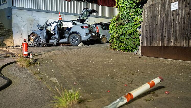 Autofahrer prallt in Stegaurach gegen Hauswand