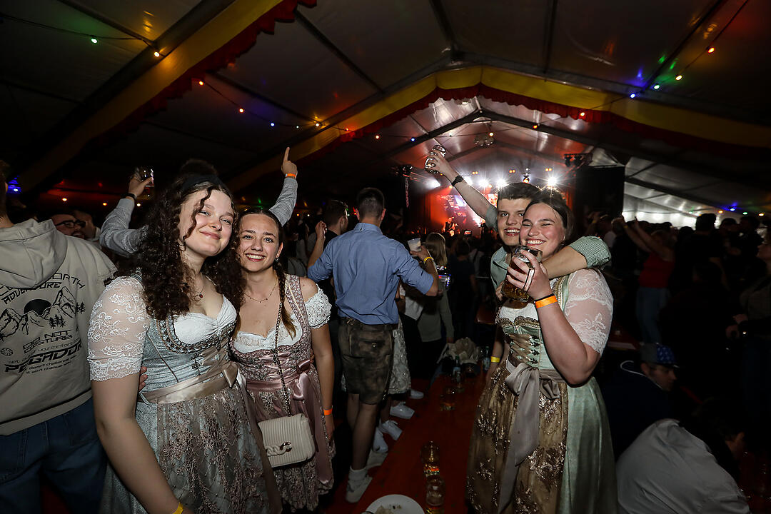 Beste Stimmung beim traditionsreichen Zeltweinfest an der Mainschleife!