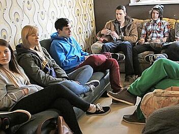 Die Jugendlichen sind geteilter Meinung. Einerseits eine colle Idee, andererseits könnte die heimelige Atmosphäre verloren gehen, fürchten sie.   Foto: Josef Hofbauer