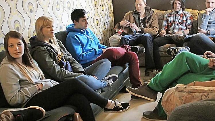 Die Jugendlichen sind geteilter Meinung. Einerseits eine colle Idee, andererseits könnte die heimelige Atmosphäre verloren gehen, fürchten sie.   Foto: Josef Hofbauer