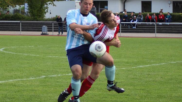 Jonas Hagen vom TSV Staffelstein (rechts) wird unsanft vom Unterpreppacher Johannes Dietz vom Ball getrennt. Foto: Hartmut Klamm