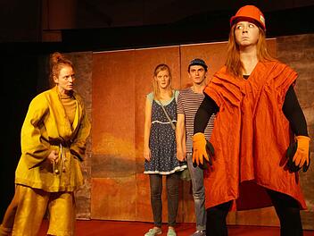 Mit der Geschichte "Kleiner König Kalle Wirsch" fasziniert die Theaterwerkstatt Haßfurt Jung und Alt. Unser Bild zeigt (von links) Anna Poetter, Olga Seehafer, Martin Habermeyer und Elena Weber. Foto: Ulrike Langer