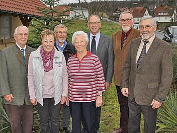 Vorsitzender Heinz Henig (rechts) und sein Vertreter Georg Pryzibilski (links) ehrten (weiter von links) Ute Ruppert, Karl Bortenlänger, Monika Herold und Martin Fertsch. Alfred Schröder (zweiter von rechts) wurde nach 20 Jahren als Chorleiter verabschiedet.  Foto: Helmut Will
