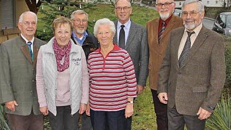 Vorsitzender Heinz Henig (rechts) und sein Vertreter Georg Pryzibilski (links) ehrten (weiter von links) Ute Ruppert, Karl Bortenlänger, Monika Herold und Martin Fertsch. Alfred Schröder (zweiter von rechts) wurde nach 20 Jahren als Chorleiter verabschiedet.  Foto: Helmut Will