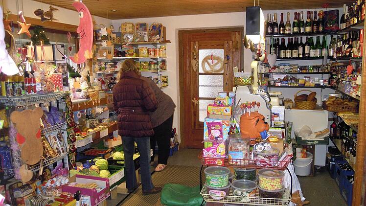 Das Angebot des Gemischtwarenladens der Familie Hahn lässt sich kaum zusammenfassen, so vielfältig ist es. Auch werden Waren der Lebenshilfe angeboten. Zeit für Beratung und ein Schwätzchen ist auch vorhanden. Foto: Julia Raab