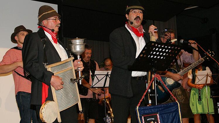 Fränkisch-deftig und ein bisschen respektlos - das sind die "Iwinner Schrollnhupfer", die schnell die Lacher auf ihrer Seite hatten und zum Abschluss gemeinsam mit "Warümned - Die Blaskapelln" musizierten.