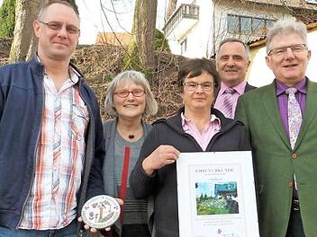 Das Anwesen von Peter Müller und Ute Linke wurde zum schönsten Einzelanwesen der Gemeinde Harsdorf prämiert. Im Bild (von links) Peter Müller, Vorsitzende Ulrike Puchta, Ute Linke, Kreisvorsitzender Günther Reif und Bürgermeister Günther Hübner  Foto: Werner Reißaus