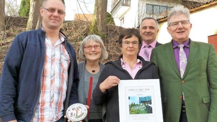 Das Anwesen von Peter Müller und Ute Linke wurde zum schönsten Einzelanwesen der Gemeinde Harsdorf prämiert. Im Bild (von links) Peter Müller, Vorsitzende Ulrike Puchta, Ute Linke, Kreisvorsitzender Günther Reif und Bürgermeister Günther Hübner  Foto: Werner Reißaus