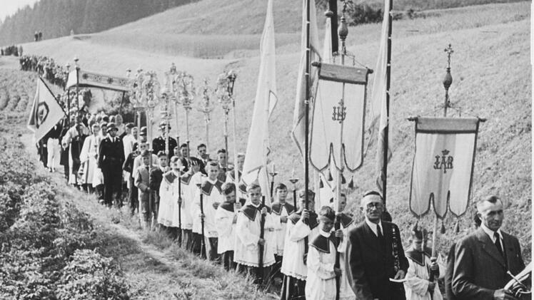 Kalender Wallenfels Februar: Das Bild entstand 1949 auf dem ehemaligen  Prozessionsweg.privat