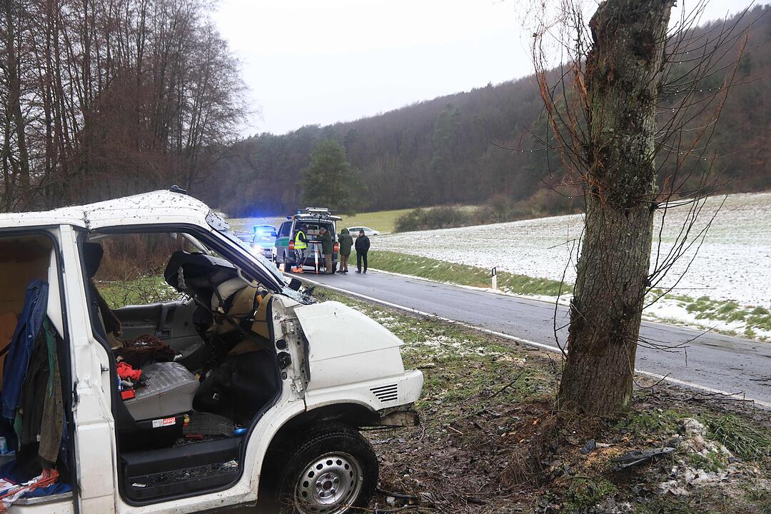 Kleintransporter kracht gegen Baum: Mann stirbt bei Unfall in Mittelfranken