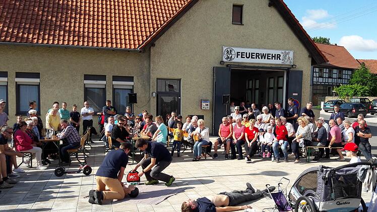 nbetriebnahme des externen Defibrillators in Seubrigshausen.Marco Hornung