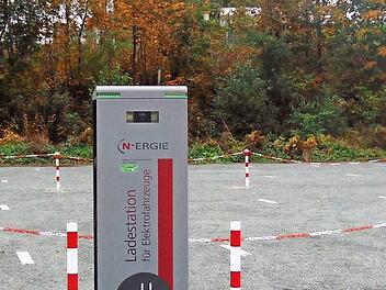 Schon bald soll der Wanderparkplatz in Weißenohe offiziell freigegeben werden. Die neue E-Tankstelle funktioniert bereits.  Foto: Petra Malbrich